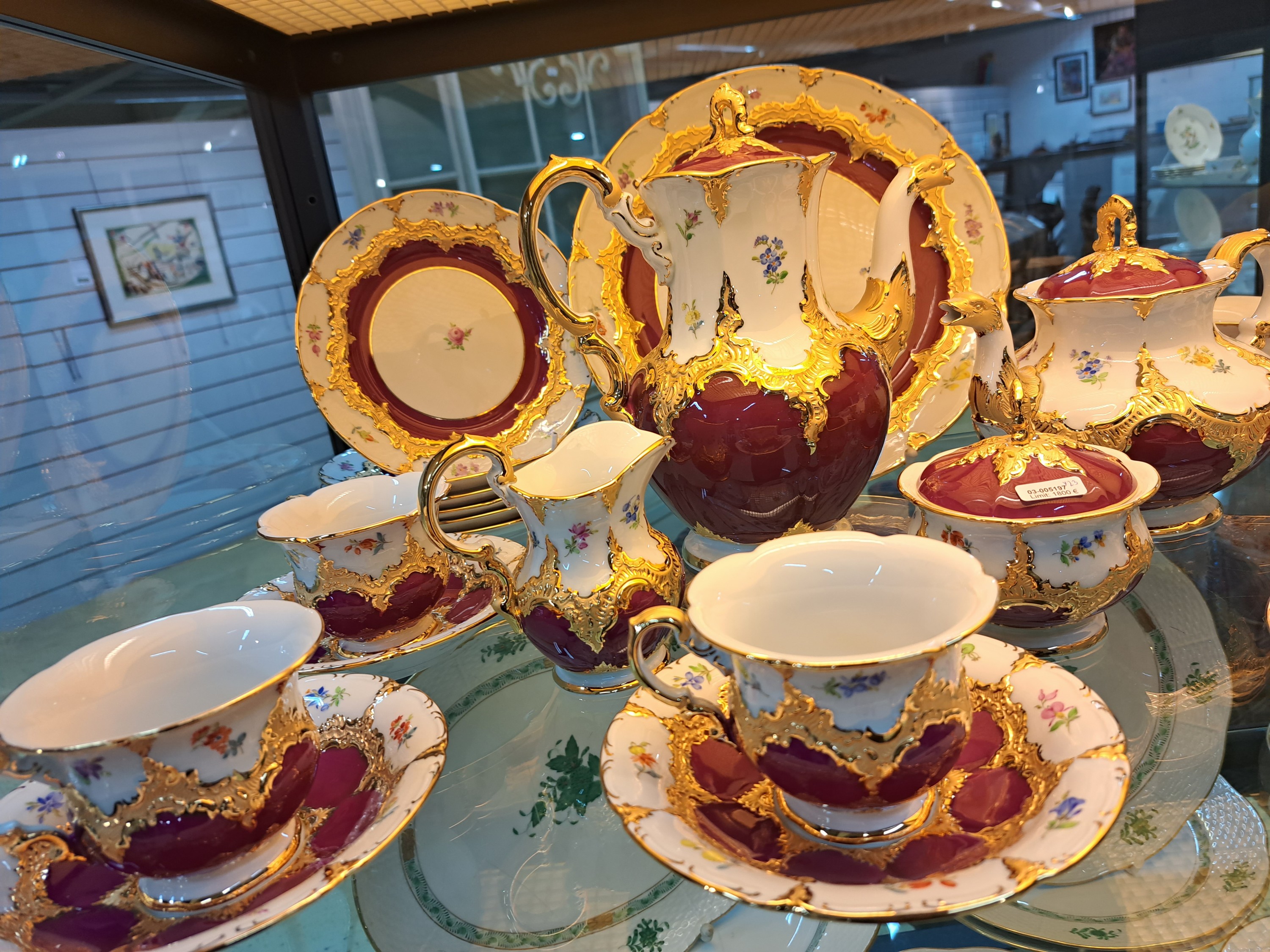 Detail a: Kaffeeservice, Meissen, B-Form, für 6 Personen, 2.H.20. Jh., roter Fond, Streublümchendekor, matt- und glanzvergoldet: große Kaffeekanne, ...