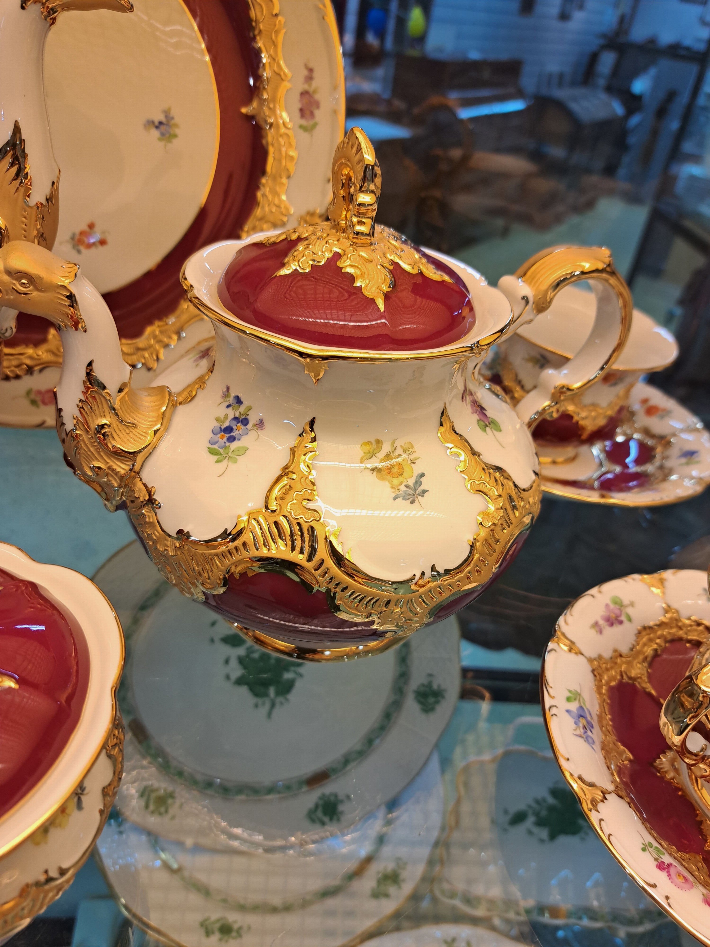 Detail c: Kaffeeservice, Meissen, B-Form, für 6 Personen, 2.H.20. Jh., roter Fond, Streublümchendekor, matt- und glanzvergoldet: große Kaffeekanne, ...
