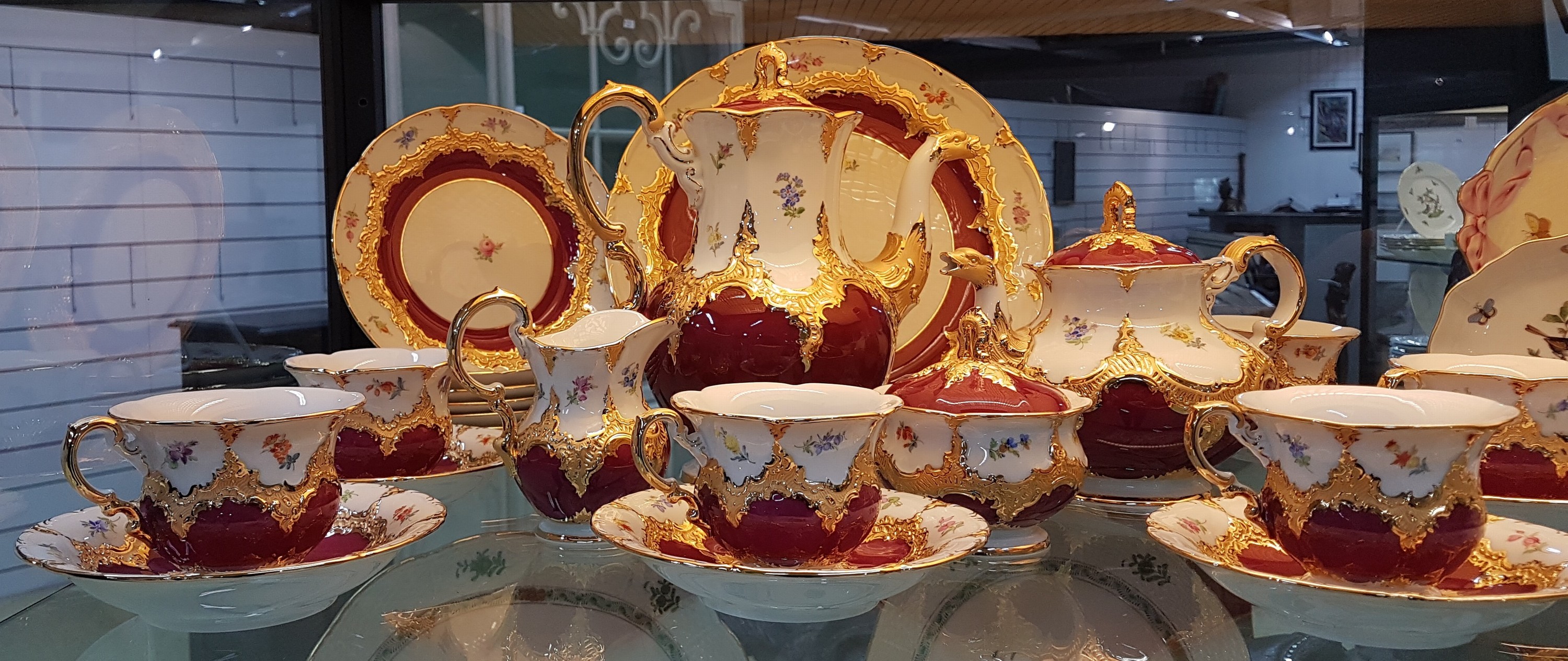 Detail f: Kaffeeservice, Meissen, B-Form, für 6 Personen, 2.H.20. Jh., roter Fond, Streublümchendekor, matt- und glanzvergoldet: große Kaffeekanne, ...