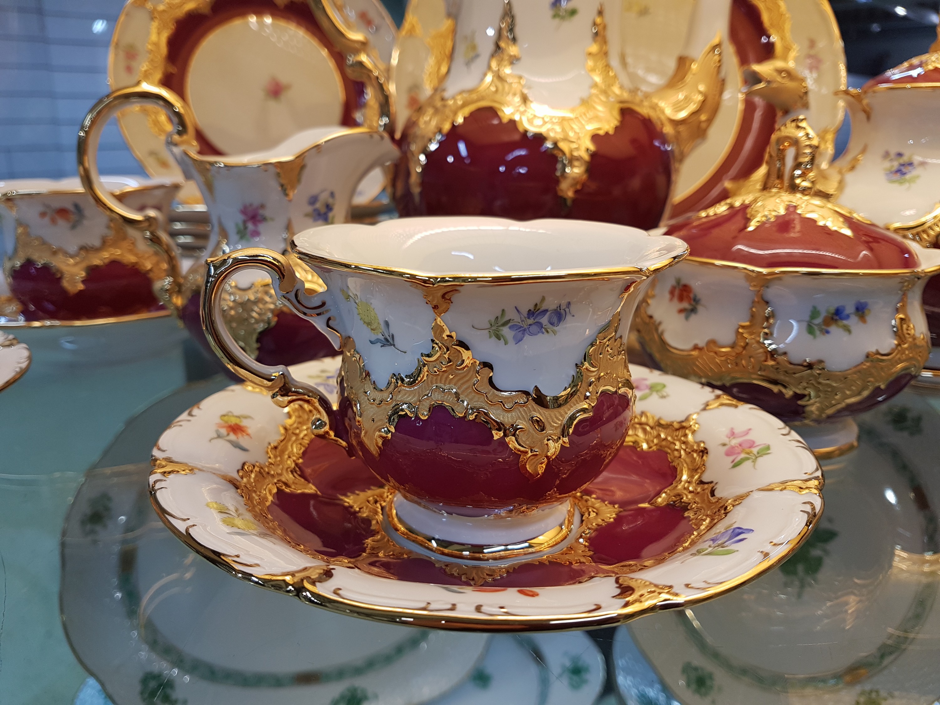 Detail g: Kaffeeservice, Meissen, B-Form, für 6 Personen, 2.H.20. Jh., roter Fond, Streublümchendekor, matt- und glanzvergoldet: große Kaffeekanne, ...
