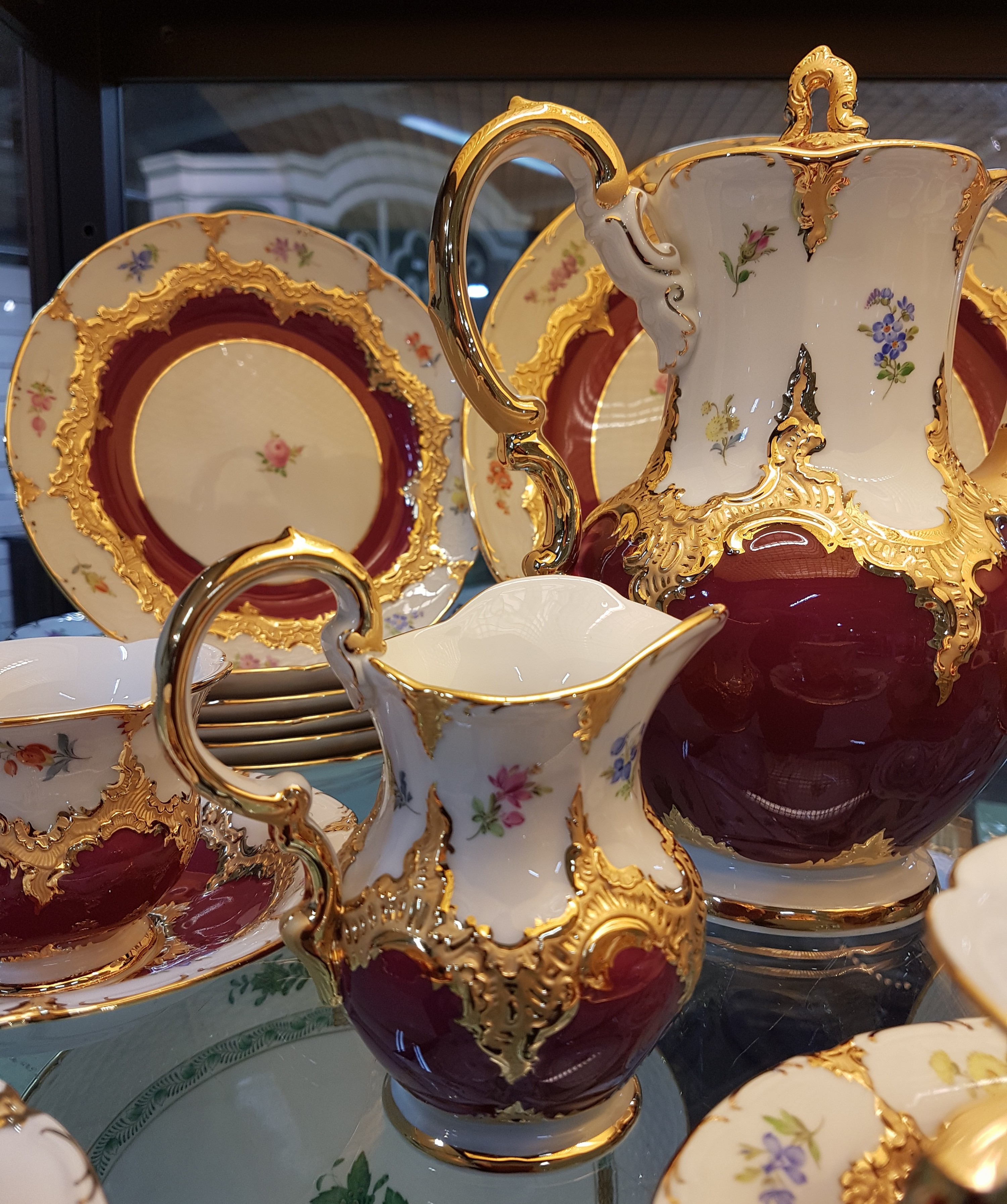 Detail i: Kaffeeservice, Meissen, B-Form, für 6 Personen, 2.H.20. Jh., roter Fond, Streublümchendekor, matt- und glanzvergoldet: große Kaffeekanne, ...