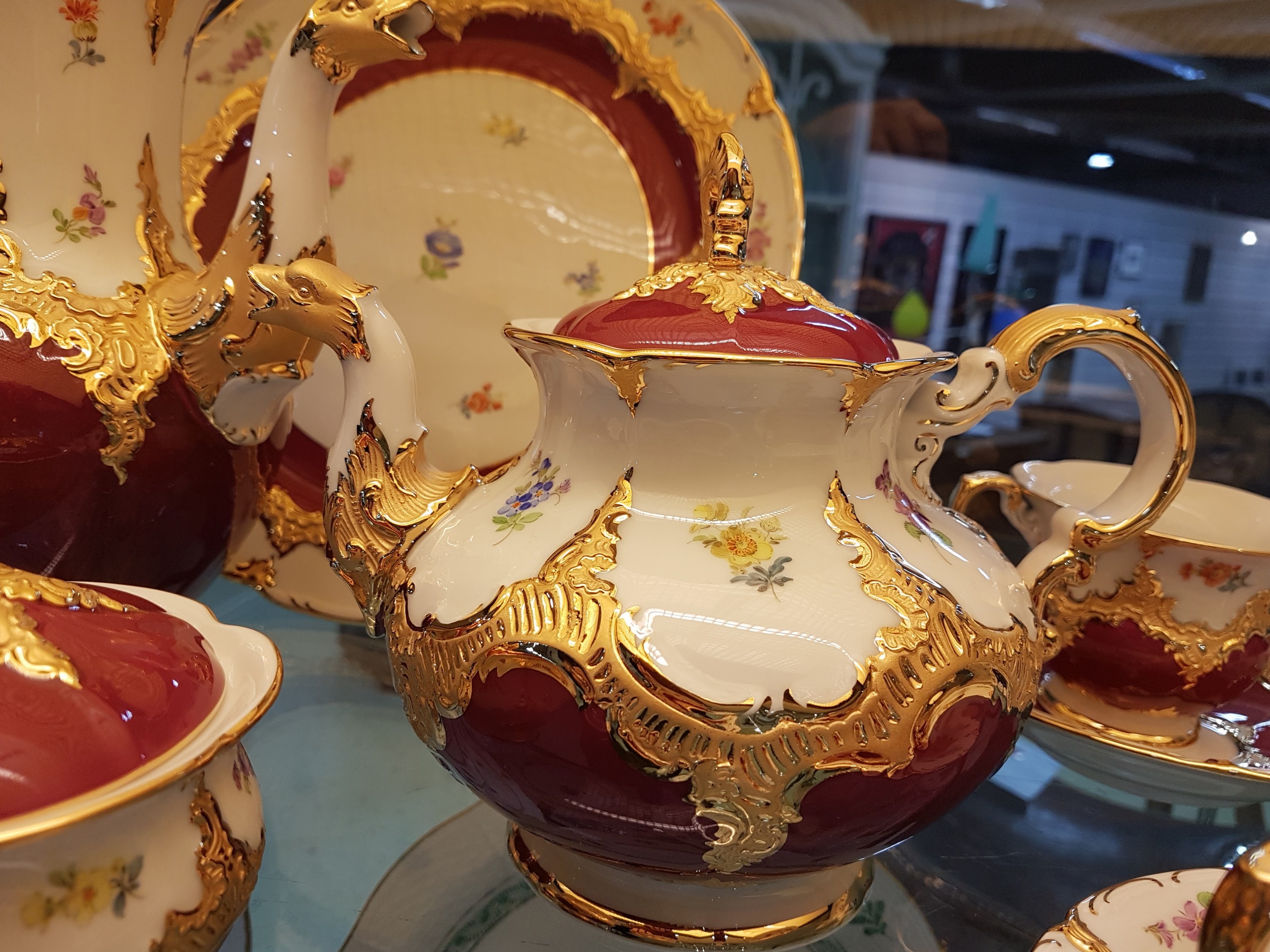 Detail l: Kaffeeservice, Meissen, B-Form, für 6 Personen, 2.H.20. Jh., roter Fond, Streublümchendekor, matt- und glanzvergoldet: große Kaffeekanne, ...