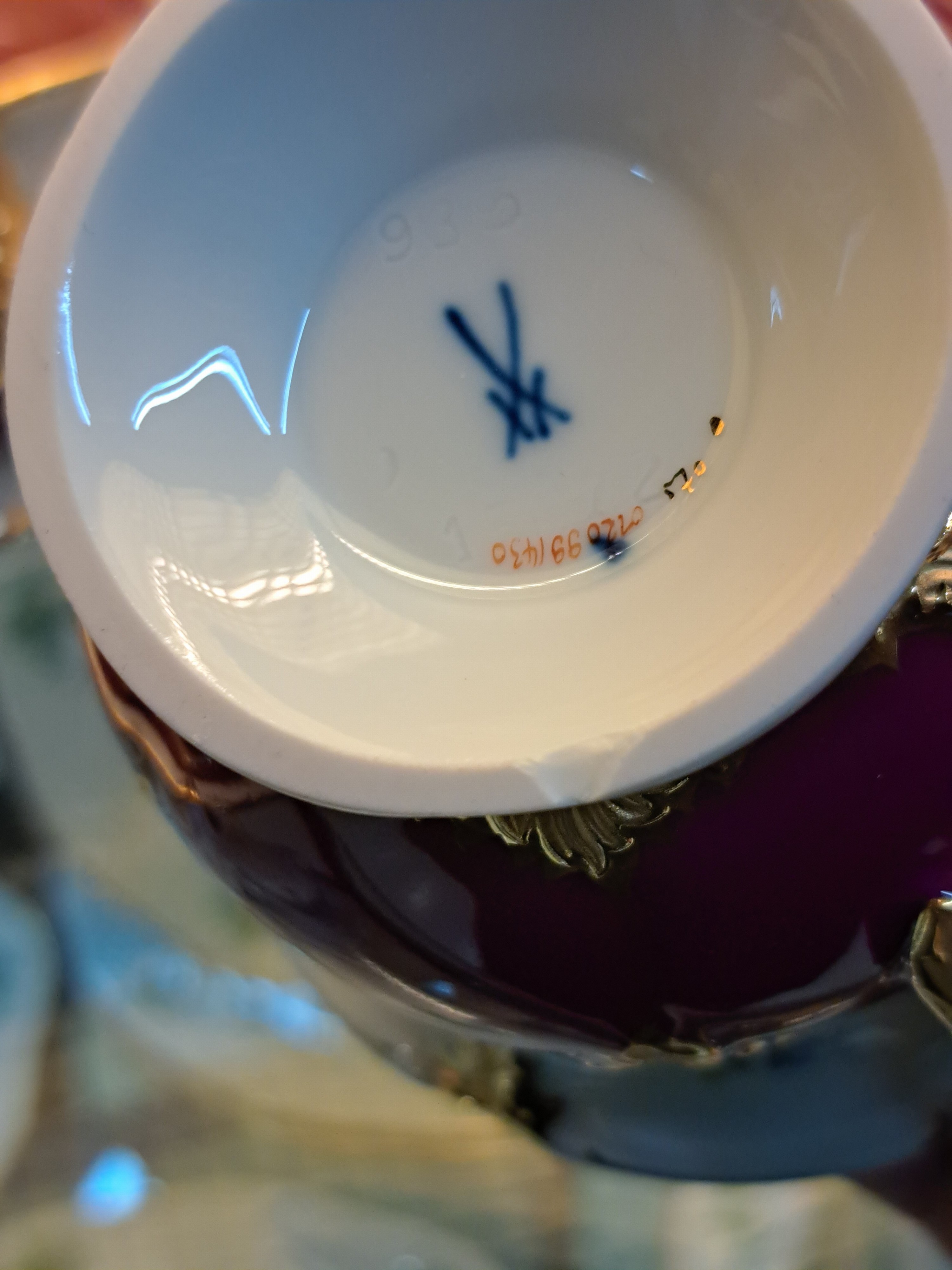 Detail m: Kaffeeservice, Meissen, B-Form, für 6 Personen, 2.H.20. Jh., roter Fond, Streublümchendekor, matt- und glanzvergoldet: große Kaffeekanne, ...