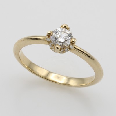 27052715a - Ring mit Brillanten, GG 585/000, Solitär in Krappenf. ca. 0.42 ct Weiß/p seitl. ...