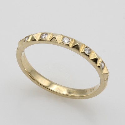 27052717a - Ring mit Brillanten, GG 585/000, Ringschienez.T. pyramidenf., 7 Brill. zus. ca. 0.15 ct ...