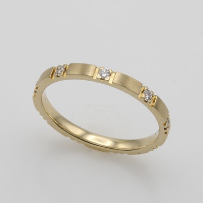 27052718a - Ring mit Brillanten, GG 585/000 z.T. matt., 9 Brill. rundum gef. zus. ca. 0.15 ct ...