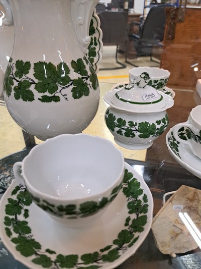 27052723a - Kaffeeservice Weinlaub, Meissen, 20.Jh., Porzellan, 6 Tassen (1x 2.Wahl) mit UT, 6 ...