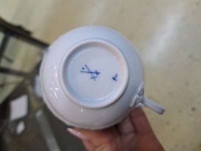 27052723f - Kaffeeservice Weinlaub, Meissen, 20.Jh., Porzellan, 6 Tassen (1x 2.Wahl) mit UT, 6 ...