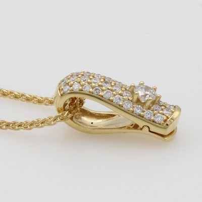 27052730a - Clipanhänger mit Brillanten an Kette, GG 585/000, 1 Brill. ca. 0.15 ct, 38 Besatzbrill. ...