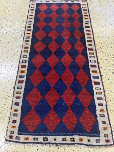 27052751c - Gabbeh alt, Persien, Mitte 20.Jhd, Wolle auf Wolle, ca. 185 x 85 cm, EHZ: 2 ...