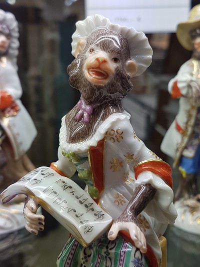 27052753m - Die Affenkapelle, 21 Figuren und Notenständer, Meissen, Entw. J.J. Kaendler 1753/54, ...