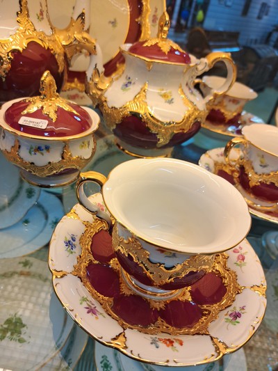 27052755b - Kaffeeservice, Meissen, B-Form, für 6 Personen, 2.H.20. Jh., roter Fond, ...