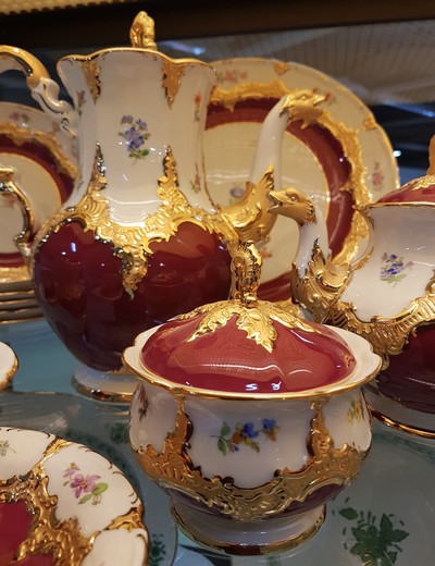 27052755h - Kaffeeservice, Meissen, B-Form, für 6 Personen, 2.H.20. Jh., roter Fond, ...