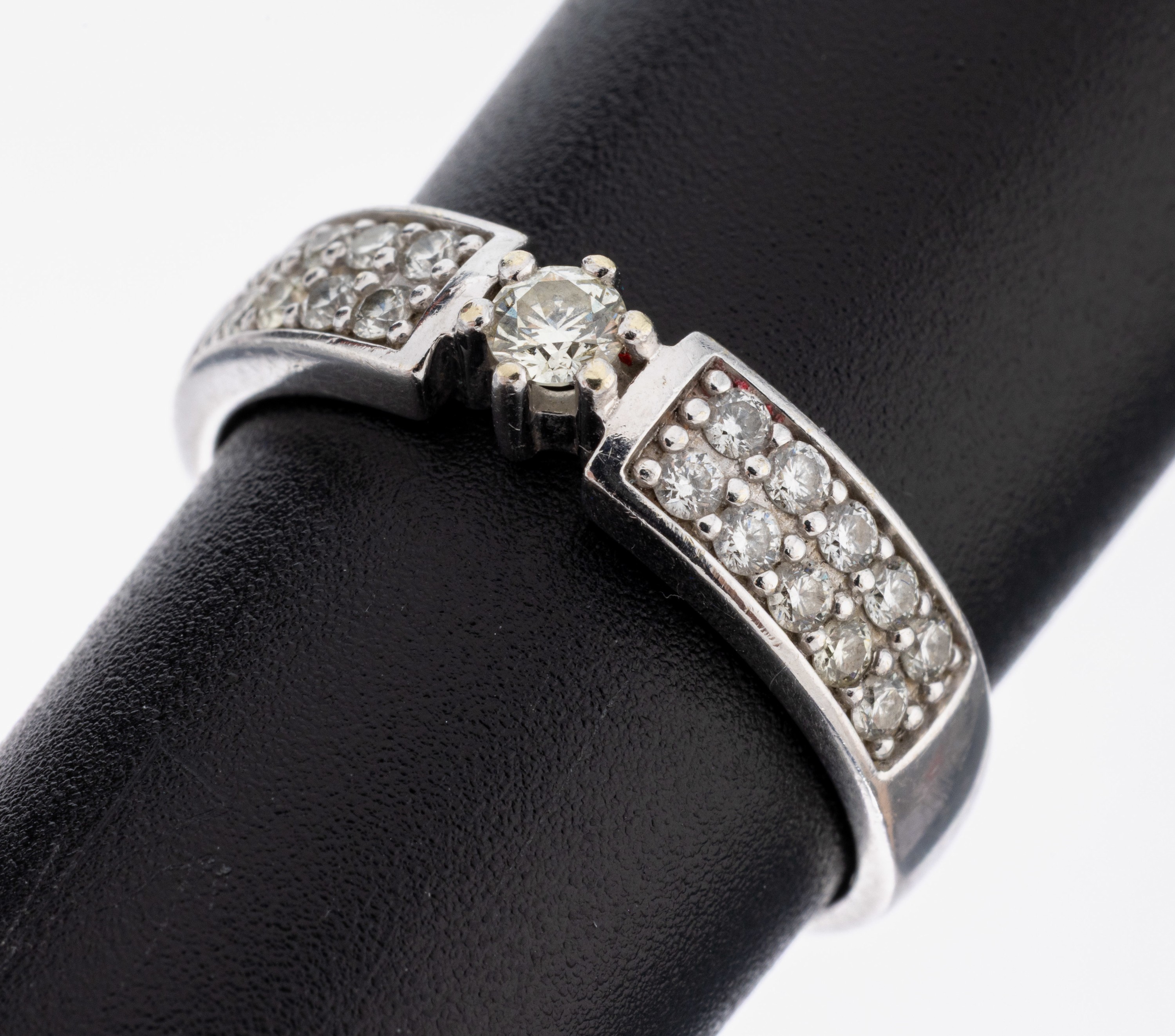 Image 27052881 - 14 kt Gold Brillant Ring, WG 585/000, mittiger Brillant ca. 0.10 ct Weiß/si, ...