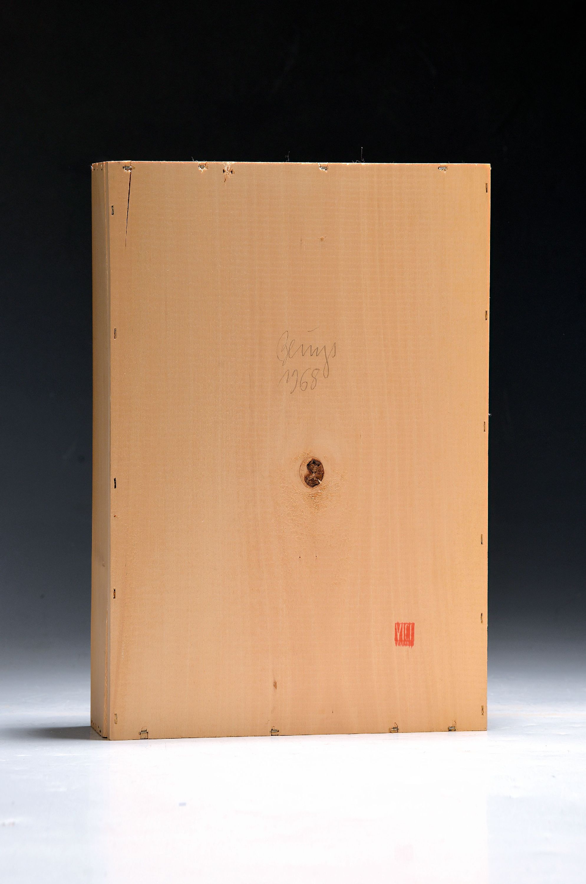 Detail a: Joseph Beuys, 1921 Krefeld-1986 Düsseldorf, "Intuition", 1968, Holzkiste mit Bleistiftzeichnung, 30x21x6 cm, unlimitiert, eines von 12.000 ...