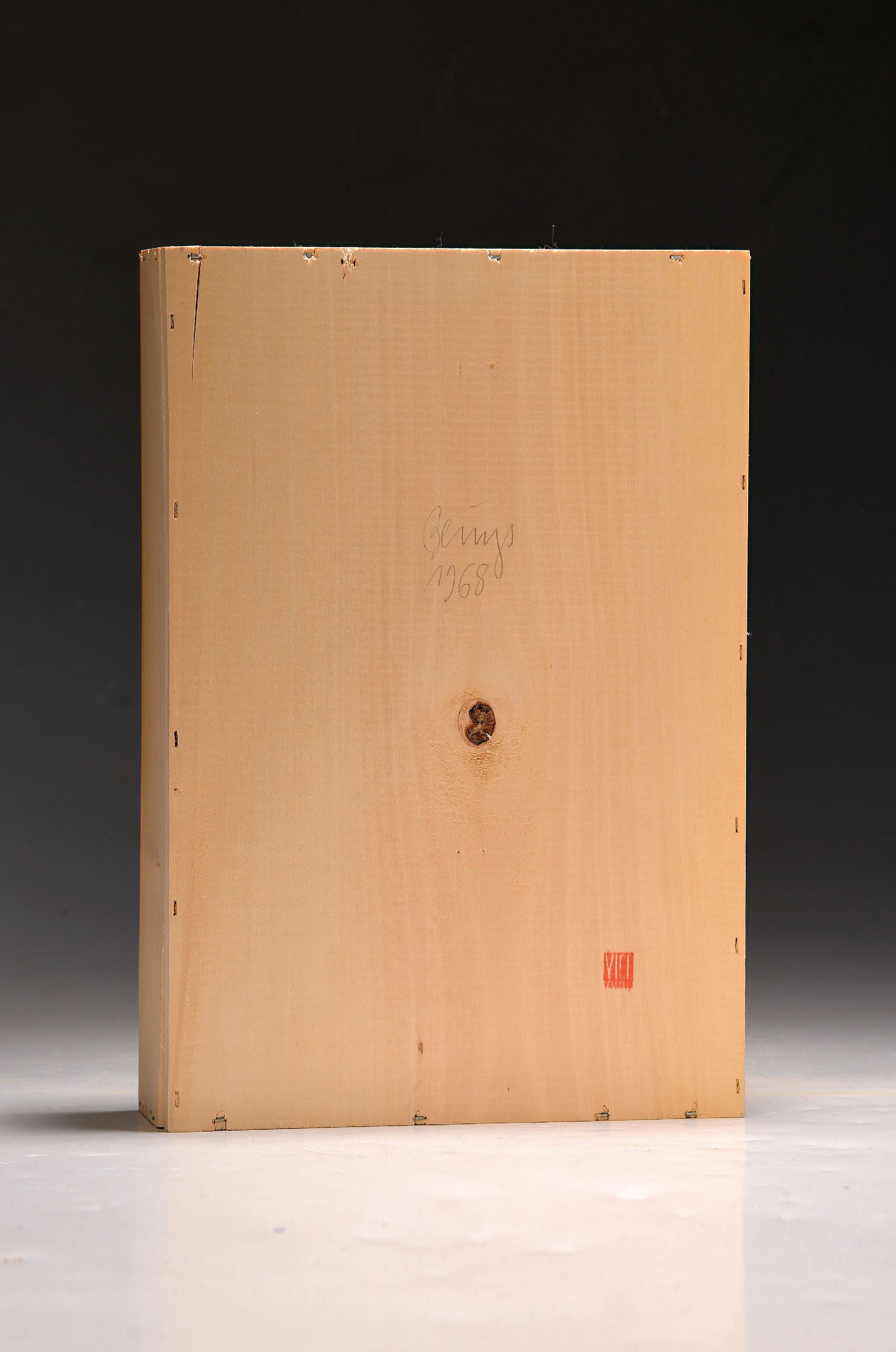 Detail l: Joseph Beuys, 1921 Krefeld-1986 Düsseldorf, "Intuition", 1968, Holzkiste mit Bleistiftzeichnung, 30x21x6 cm, unlimitiert, eines von 12.000 ...