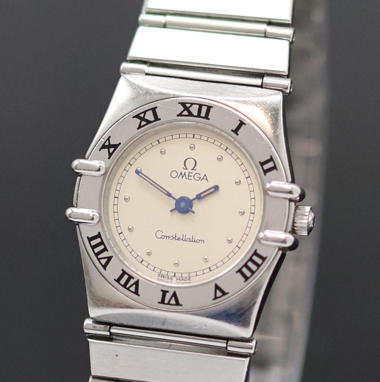 Detail a: OMEGA Damenarmbanduhr Serie Constellation Referenz 795.1080, Schweiz um 1990, quarz, Edelstahlgeh. inkl. Gliederband m. Faltschl., Boden m. Darst. ...