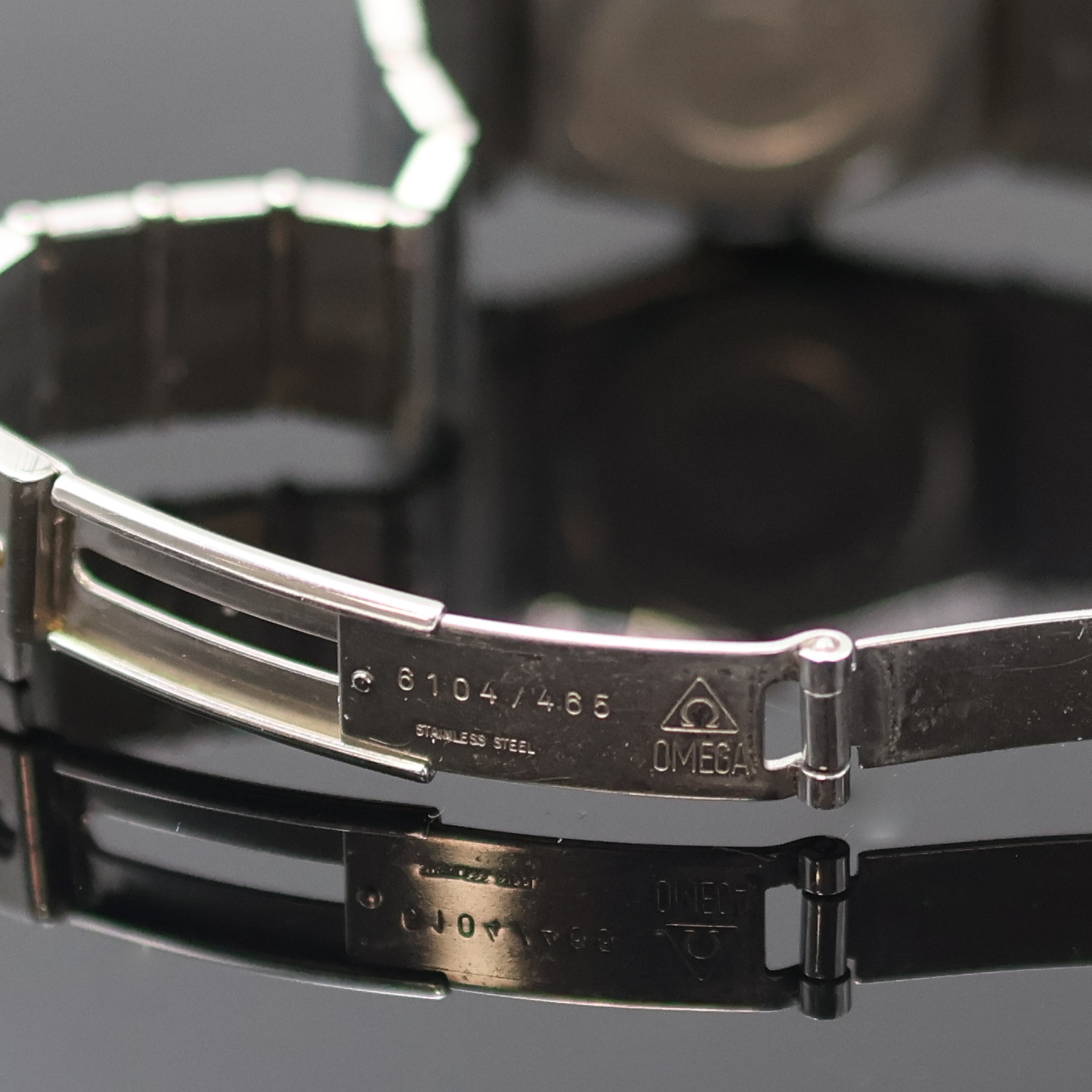 Detail c: OMEGA Damenarmbanduhr Serie Constellation Referenz 795.1080, Schweiz um 1990, quarz, Edelstahlgeh. inkl. Gliederband m. Faltschl., Boden m. Darst. ...