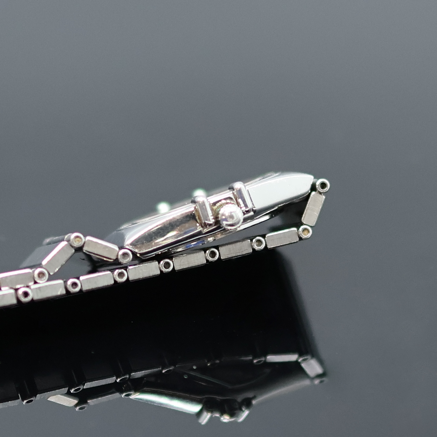 Detail d: OMEGA Damenarmbanduhr Serie Constellation Referenz 795.1080, Schweiz um 1990, quarz, Edelstahlgeh. inkl. Gliederband m. Faltschl., Boden m. Darst. ...
