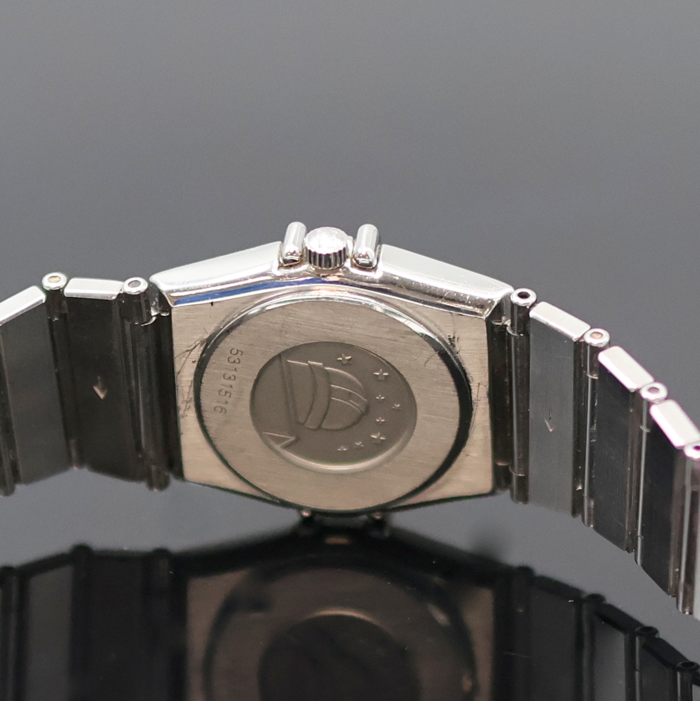 Detail e: OMEGA Damenarmbanduhr Serie Constellation Referenz 795.1080, Schweiz um 1990, quarz, Edelstahlgeh. inkl. Gliederband m. Faltschl., Boden m. Darst. ...