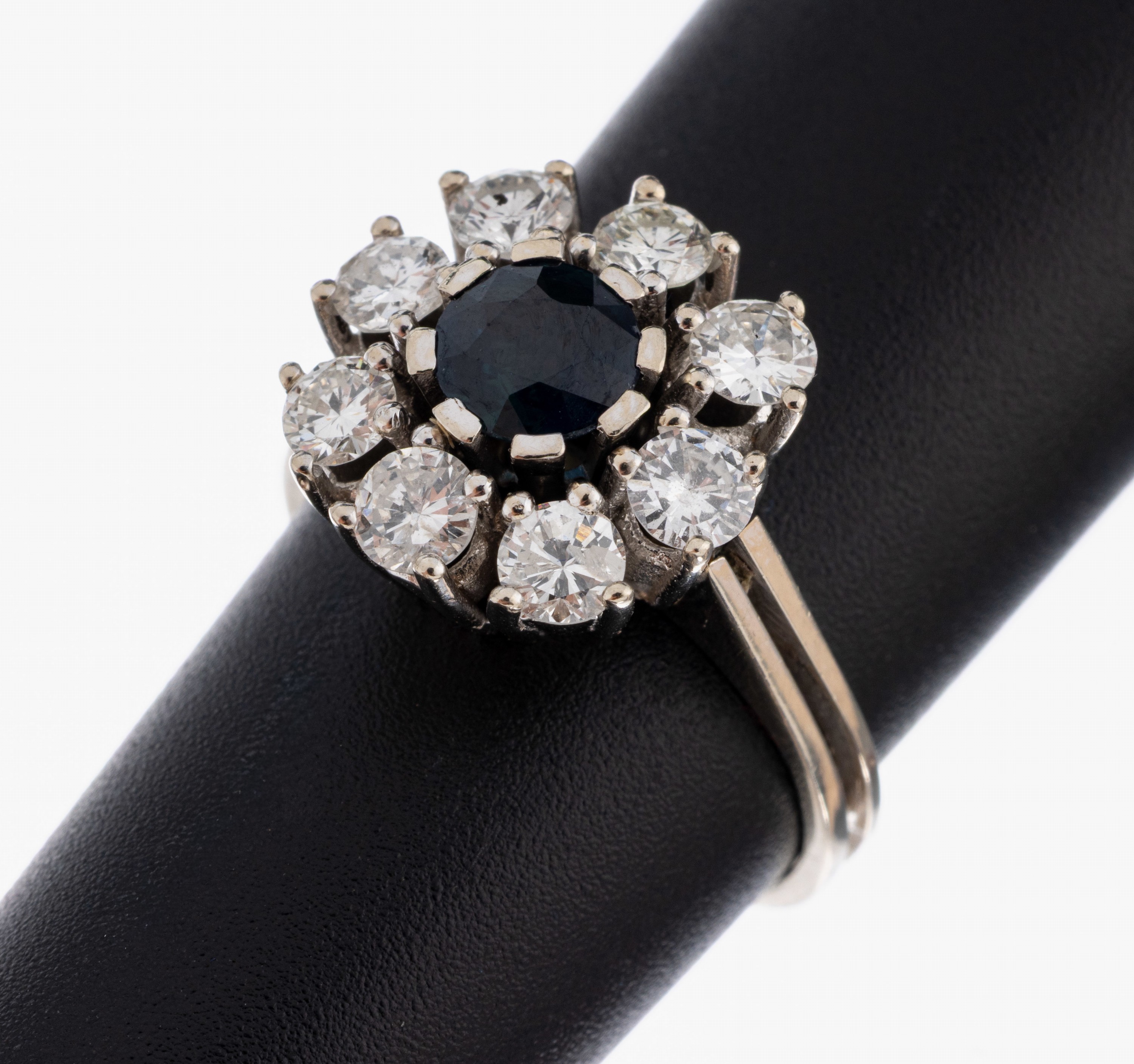 Image 27053000 - 14 kt Gold Saphir-Brillant-Ring, 1970er Jahre, WG 585/000, mittig ovalfacett. Saphir ca. ...