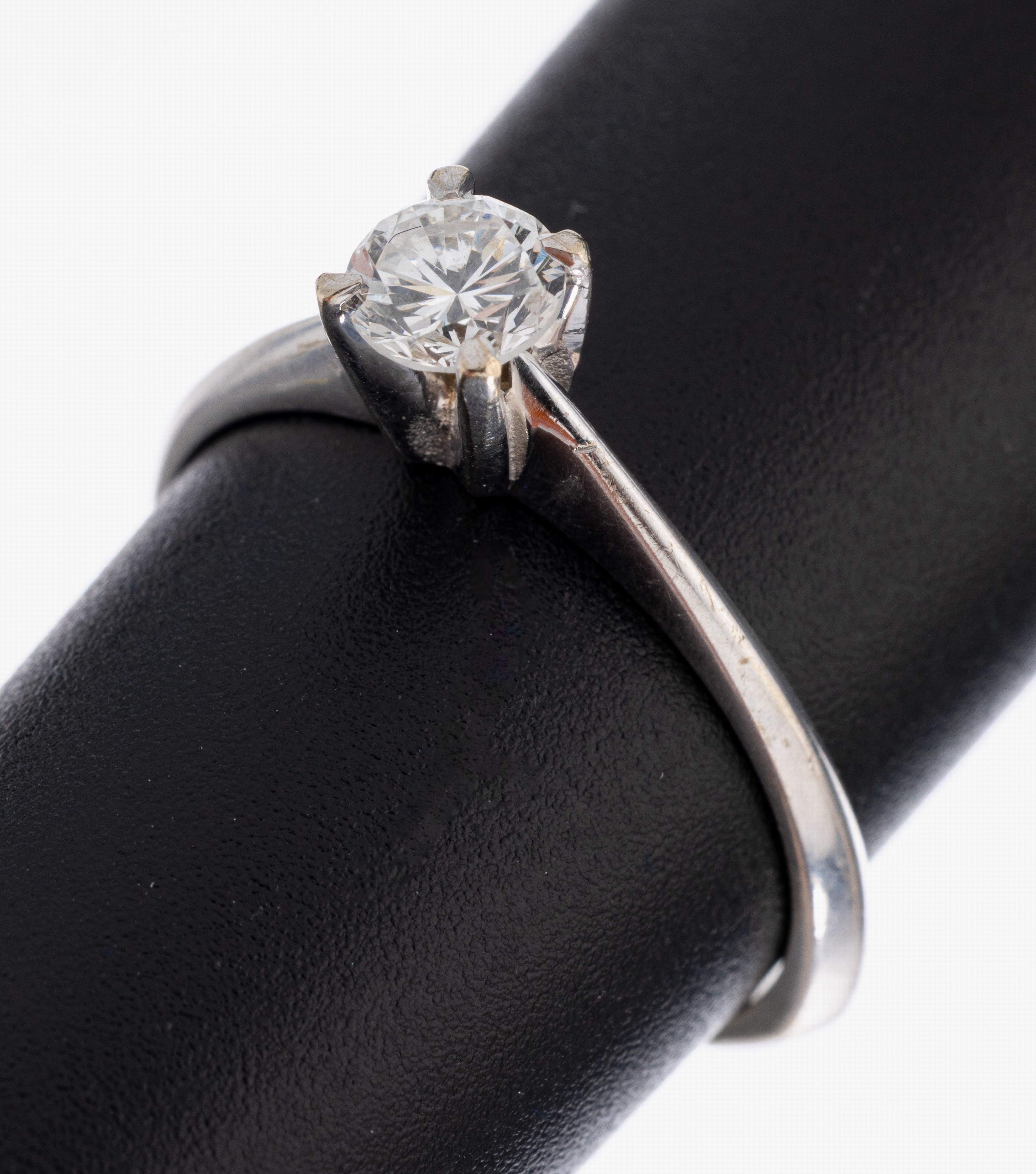 Image 27053001 - 14 kt gold brilliant-ring, WG 585/000, unpretentious design, brilliant approx. 0.46 ct ...