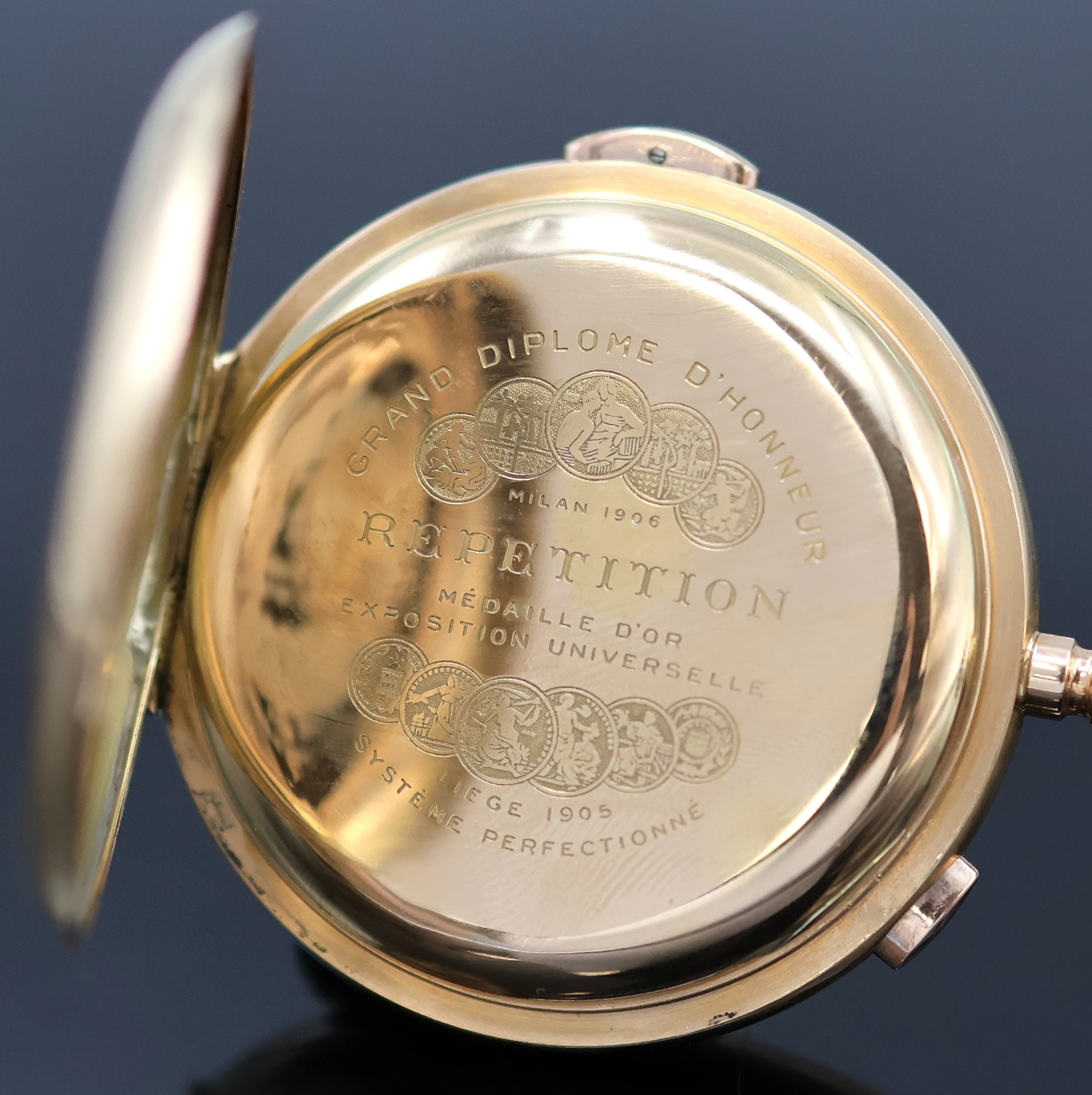 Detail c: Herrensavonette mit Vollkalender, Chronograph und 1/4 Repetition in RG 750/000, Schweiz um 1910, glattes 3-Deckel Goldgeh. l. dell., Cuvette m. ...