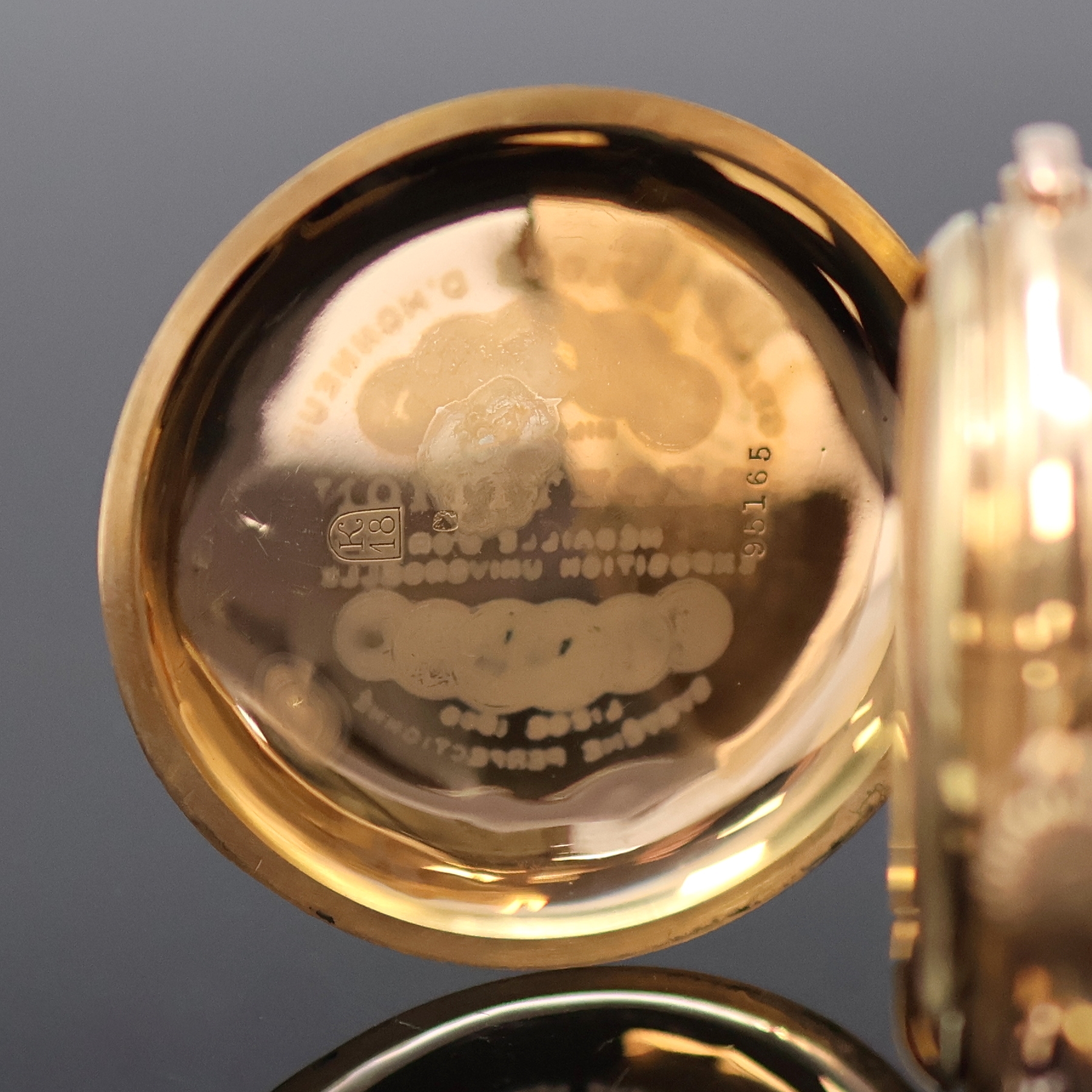 Detail d: Herrensavonette mit Vollkalender, Chronograph und 1/4 Repetition in RG 750/000, Schweiz um 1910, glattes 3-Deckel Goldgeh. l. dell., Cuvette m. ...