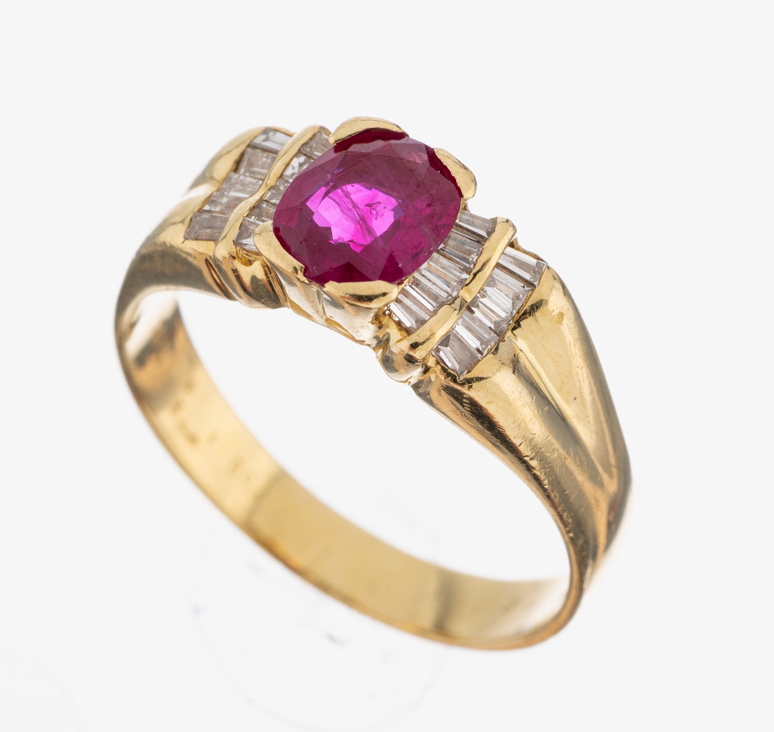 Image 27053066 - 18 kt Gold Rubin-Diamant-Ring, GG 750/000, mittig erhaben gefasster ovalfacett. Rubin ...