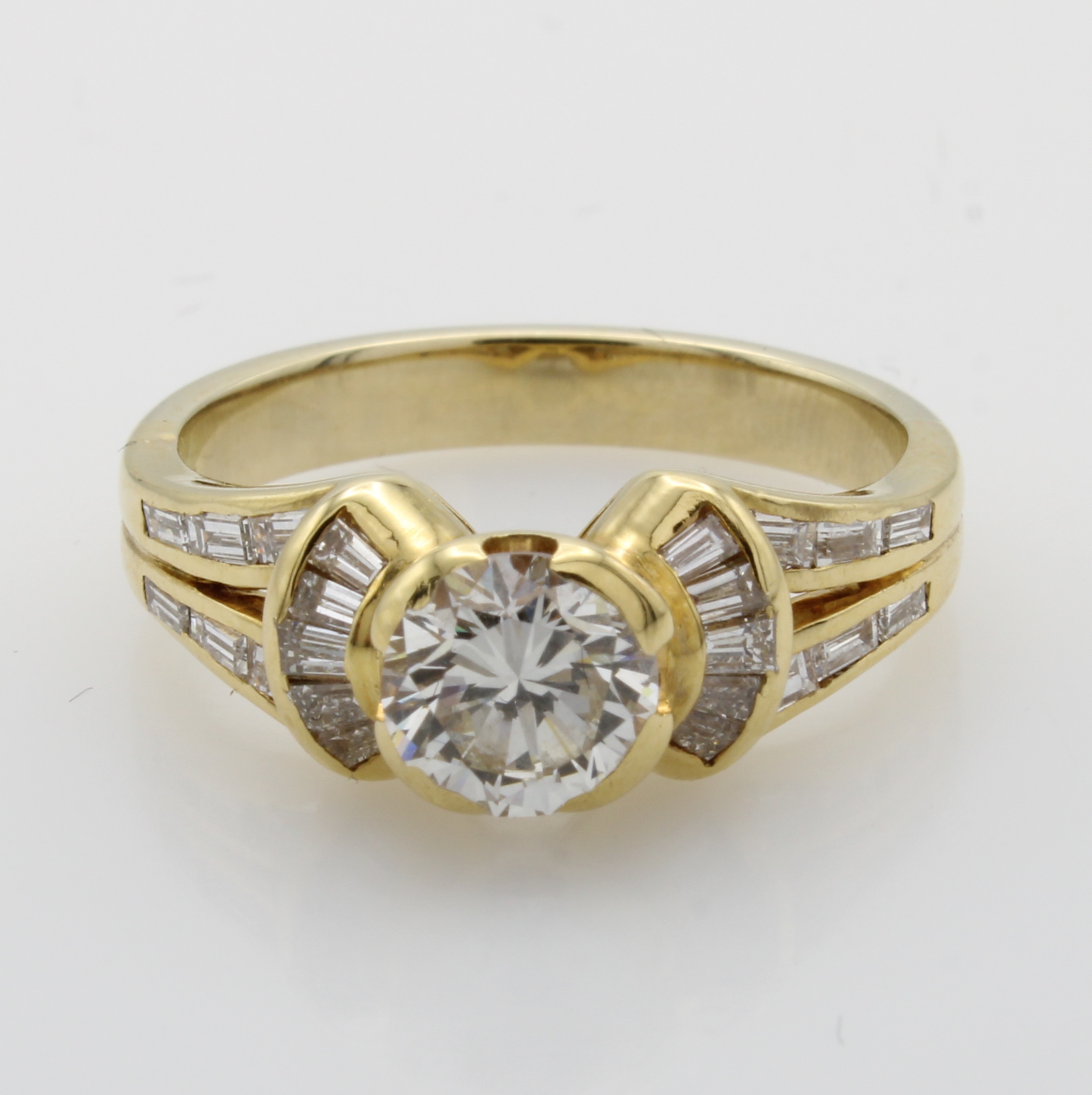 Image 27053075 - Ring mit Brillant und Diamanten, GG 750/000, Brill. ca. 1 ct feines Weiß/vs, Diam. im ...