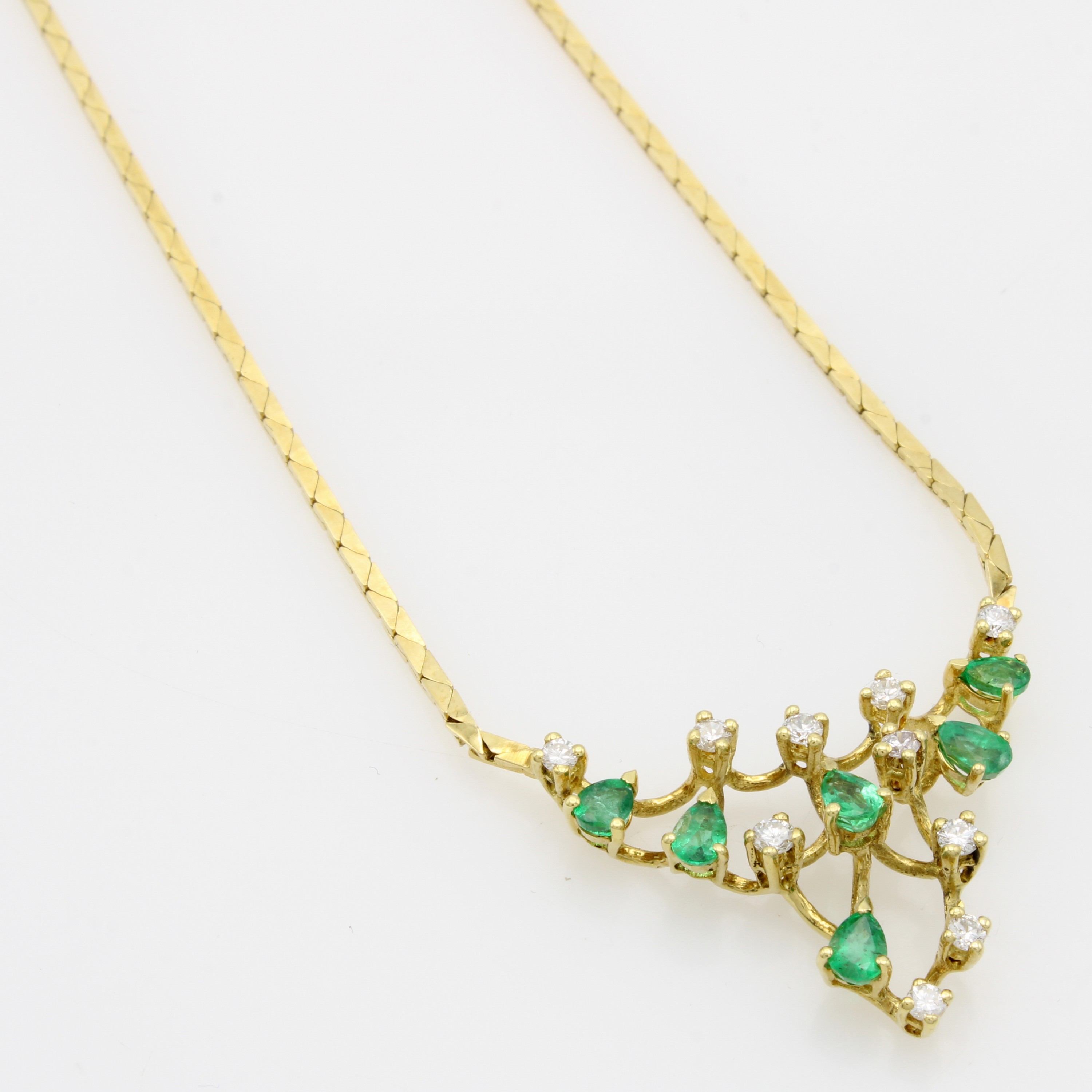 Image 27053093 - Collier mit Smaragden und Brillanten, GG 750/000, 6 Smaragdtropfen zus. ca. 0.70 ct, 10 ...