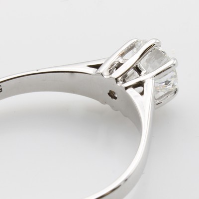 27053068a - Ring mit Brillantsolitär, WG 585/000, Brill. in Krappenfassung ca. 1 ct feines ...