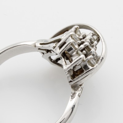 27053069a - Ring mit Brillanten, WG 585/000, 19 Brill. in Krappenfassungen diagonal gef. zus. ca. ...