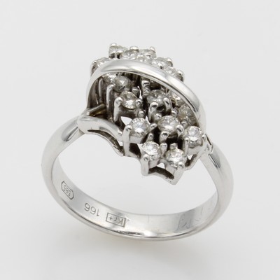 27053069b - Ring mit Brillanten, WG 585/000, 19 Brill. in Krappenfassungen diagonal gef. zus. ca. ...