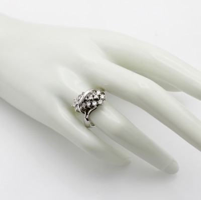 27053069c - Ring mit Brillanten, WG 585/000, 19 Brill. in Krappenfassungen diagonal gef. zus. ca. ...