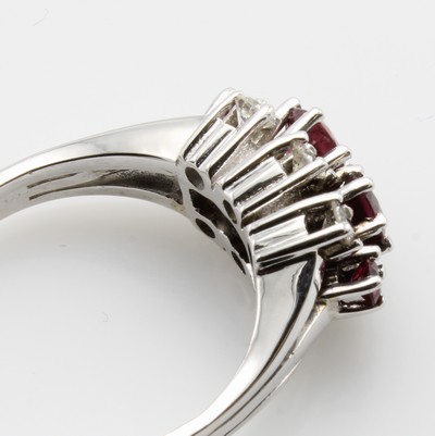 27053070a - Ring mit Rubinen und Brillanten, WG 585/000, 4 Rubine, 6 Brill. zus. ca. 0.24 ct top ...
