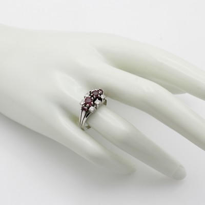 27053070c - Ring mit Rubinen und Brillanten, WG 585/000, 4 Rubine, 6 Brill. zus. ca. 0.24 ct top ...