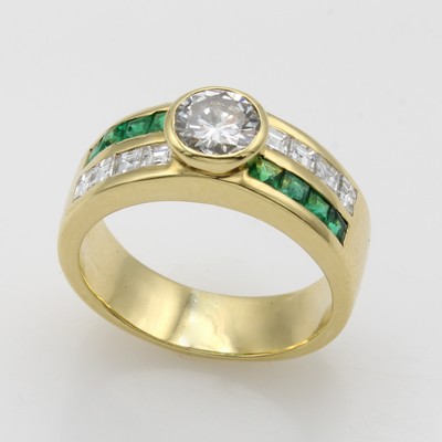 27053072a - Ring mit Brillant, Diamanten und Smaragden, GG 750/000, Brill. ca. 0.80 ct Weiß/vs, ...