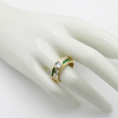 27053072b - Ring mit Brillant, Diamanten und Smaragden, GG 750/000, Brill. ca. 0.80 ct Weiß/vs, ...