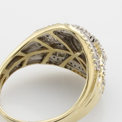 27053074a - Ring mit Diamanten und Brillanten, GG 585/ 000, Diam. im Baguette- u. Trapezschliff und ...