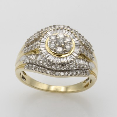 27053074b - Ring mit Diamanten und Brillanten, GG 585/ 000, Diam. im Baguette- u. Trapezschliff und ...