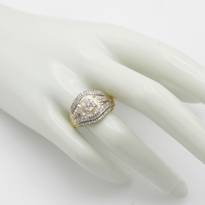 27053074c - Ring mit Diamanten und Brillanten, GG 585/ 000, Diam. im Baguette- u. Trapezschliff und ...
