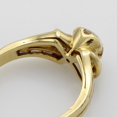 27053075a - Ring mit Brillant und Diamanten, GG 750/000, Brill. ca. 1 ct feines Weiß/vs, Diam. im ...