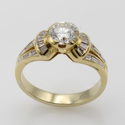 27053075b - Ring mit Brillant und Diamanten, GG 750/000, Brill. ca. 1 ct feines Weiß/vs, Diam. im ...