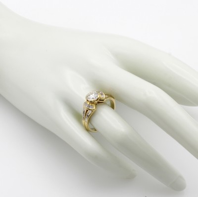 27053075c - Ring mit Brillant und Diamanten, GG 750/000, Brill. ca. 1 ct feines Weiß/vs, Diam. im ...