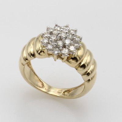 27053076a - Ring mit Brillanten, GG 585/000, Brill. blütenf. gef. zus. ca. 0.38 ct feines Weiß/ ...