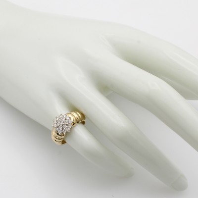 27053076b - Ring mit Brillanten, GG 585/000, Brill. blütenf. gef. zus. ca. 0.38 ct feines Weiß/ ...