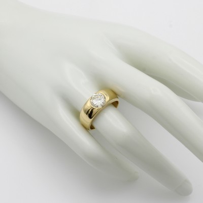 27053079b - Ring mit Diamant, GG 750/000, Diam. ca. 1.60 ct get./vvs, glattes Design, RW ca. 57 ...