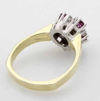 27053081a - Ring mit Rubinen und Brillanten, GG/WG 585/ 000, 4 Rubine zus. ca. 0.60 ct, 8 Brill. ...