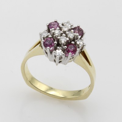 27053081b - Ring mit Rubinen und Brillanten, GG/WG 585/ 000, 4 Rubine zus. ca. 0.60 ct, 8 Brill. ...